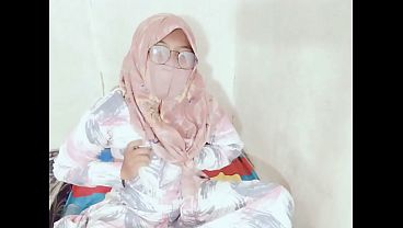 Sexy Indonesian aunt goes viral for having sex with a bottle